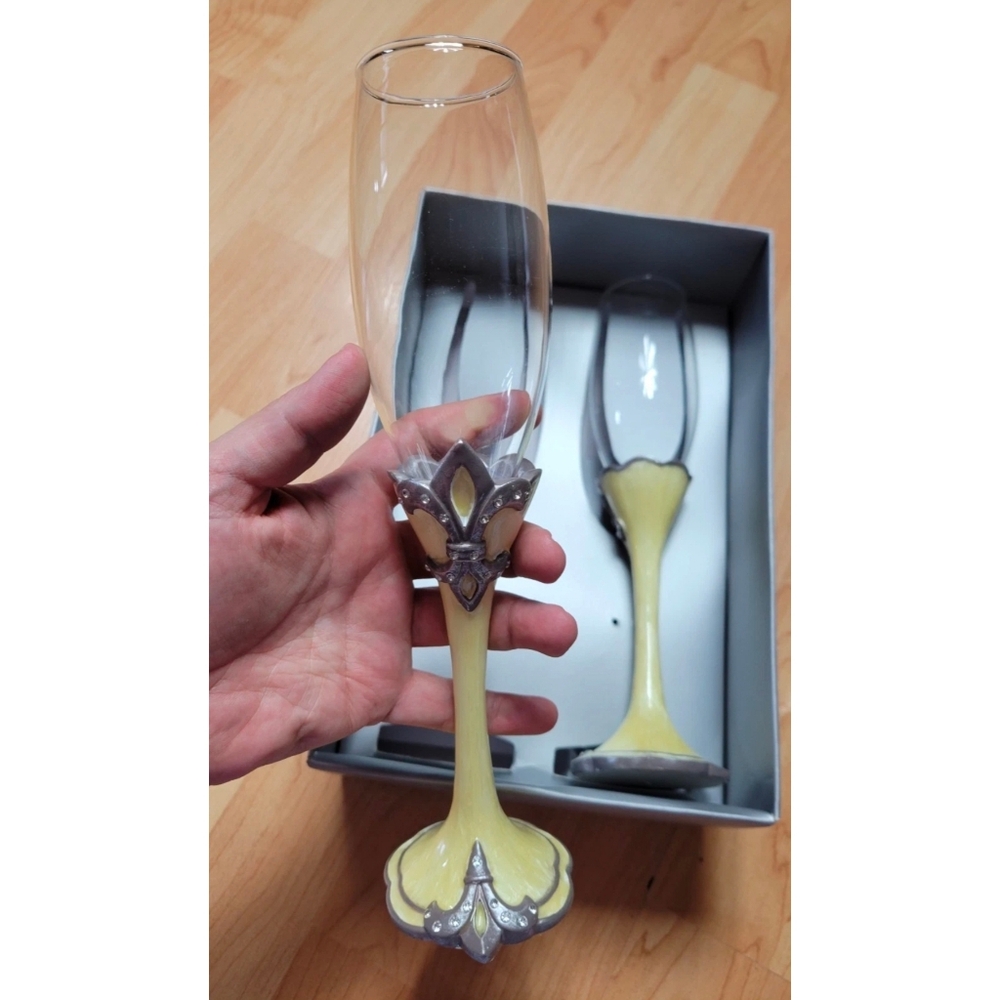 Weddingstar fleur de lis champagne flutes